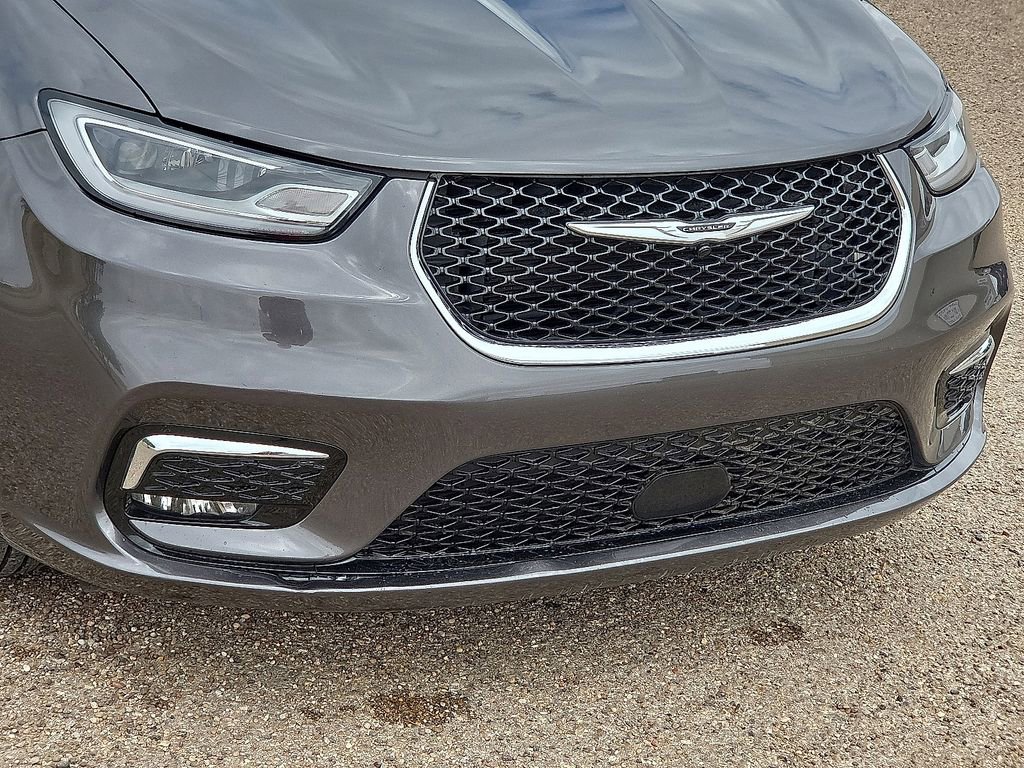 Used 2023 Chrysler Pacifica Touring-L FWD image 9