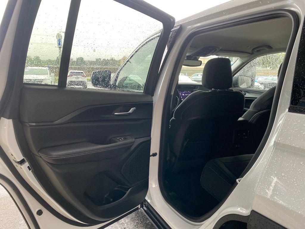 Used 2023 Jeep Grand Cherokee Laredo RWD image 28