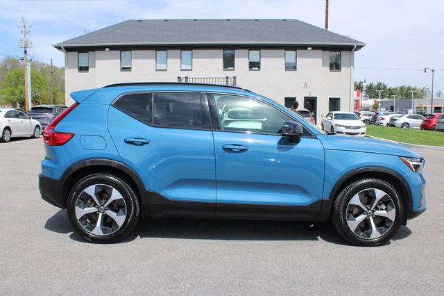Used 2025 Volvo XC40 B5 Plus image 6