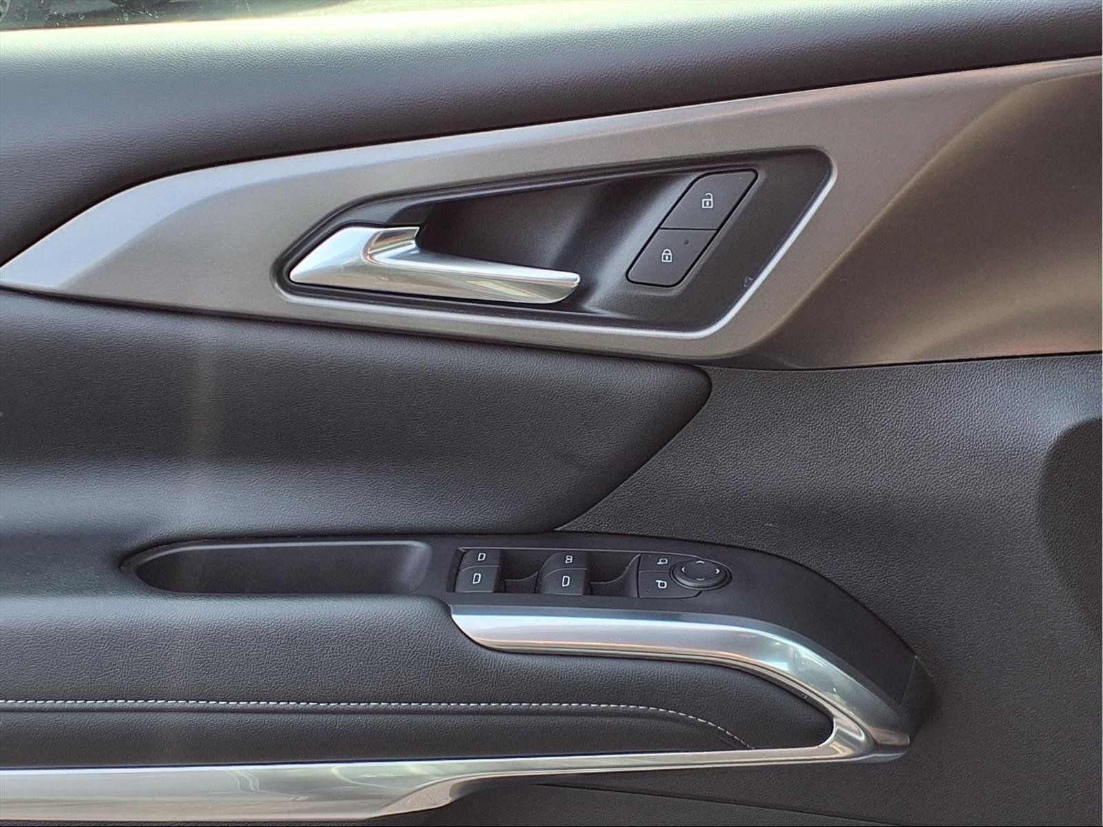 Used 2024 Chevrolet Traverse LT FWD image 11