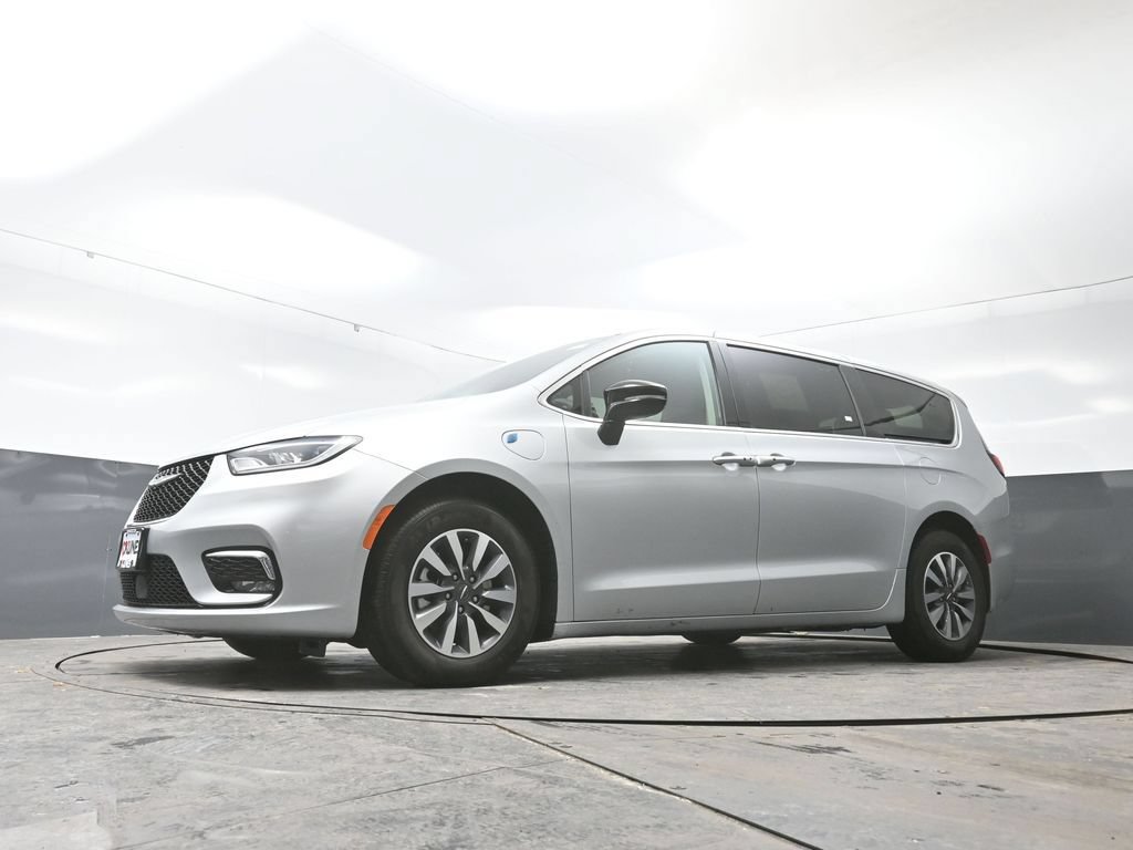 Used 2024 Chrysler Pacifica Limited FWD image 52