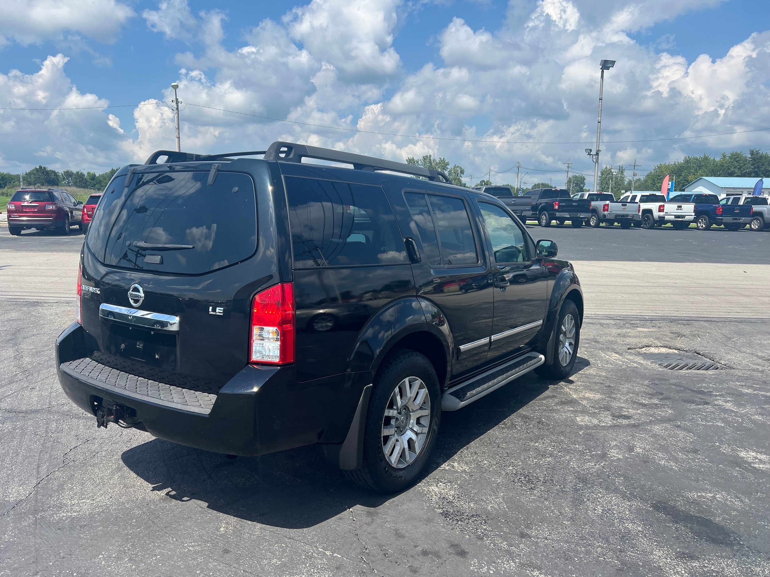 Used 2011 Nissan Pathfinder LE w/ Navigation Pkg AWD/4WD image 5