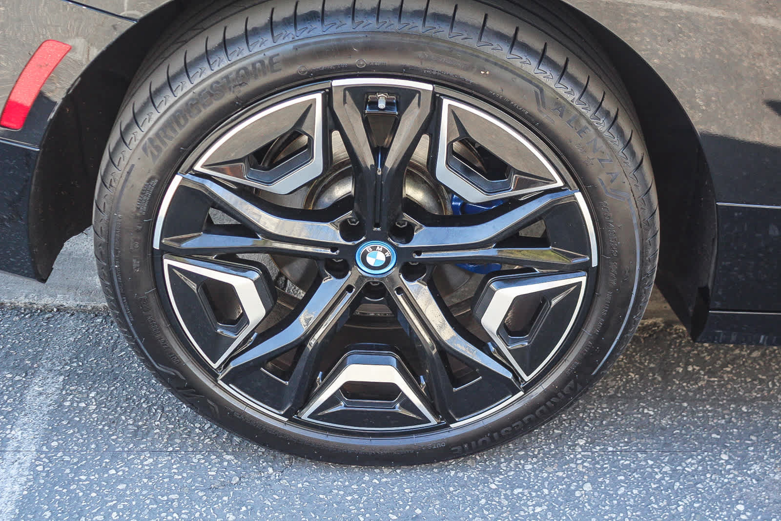 Used 2024 BMW iX xDrive50 w/ Sport Package AWD/4WD image 8