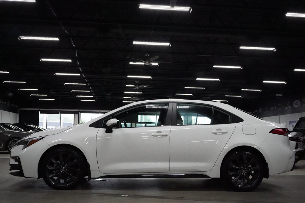 Used 2024 Toyota Corolla SE FWD image 2