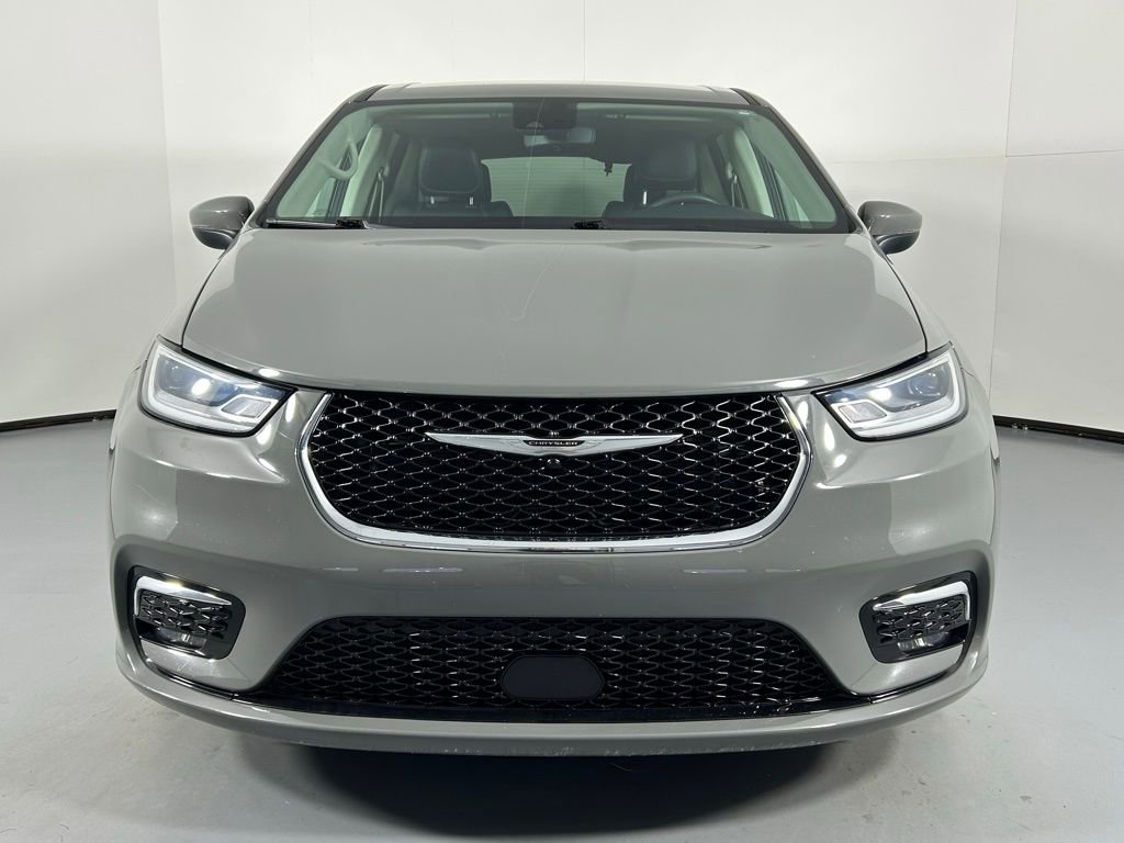 Used 2023 Chrysler Pacifica Touring-L image 2