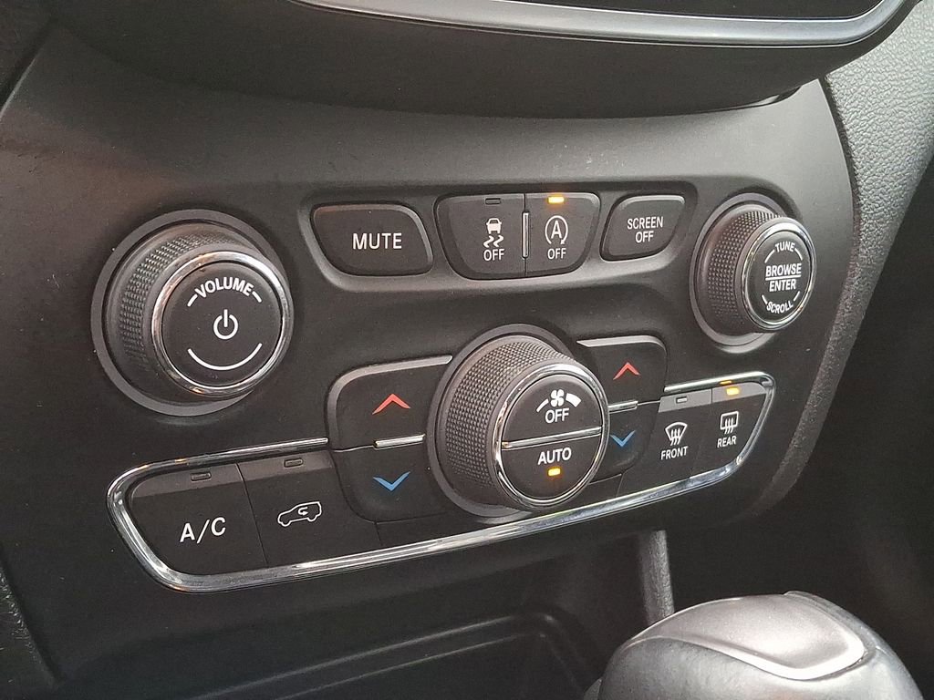 Used 2019 Jeep Cherokee Limited image 12