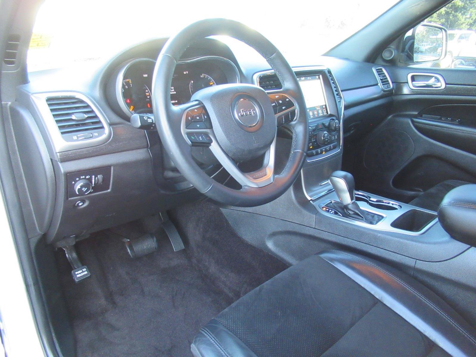 Used 2018 Jeep Grand Cherokee Altitude RWD image 17