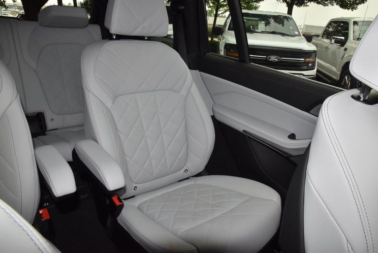 Used 2025 BMW X7 xDrive40i w/ Premium Package AWD/4WD image 22