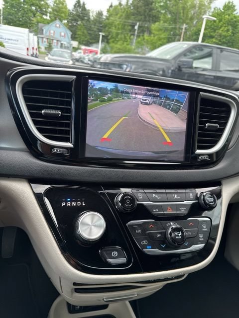 Used 2023 Chrysler Pacifica Touring-L FWD image 30
