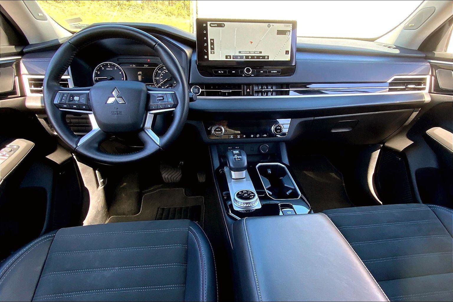 Used 2025 Mitsubishi Outlander SE image 14