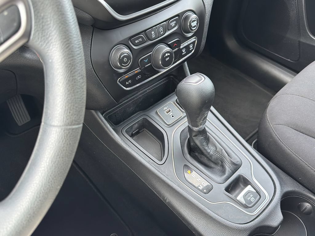Used 2021 Jeep Cherokee Latitude FWD image 30