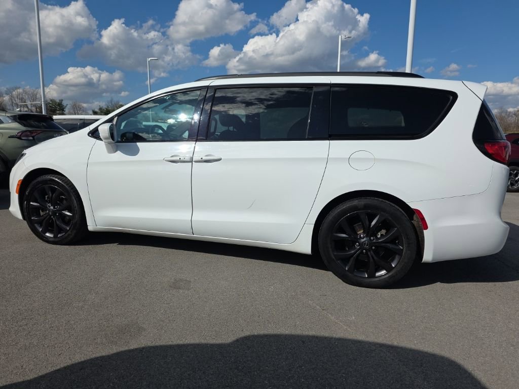 Used 2018 Chrysler Pacifica Touring-L w/ Premium Audio Group image 8