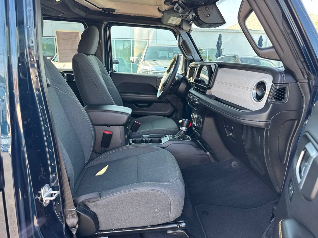 Used 2025 Jeep Wrangler Unlimited Sahara AWD/4WD image 13