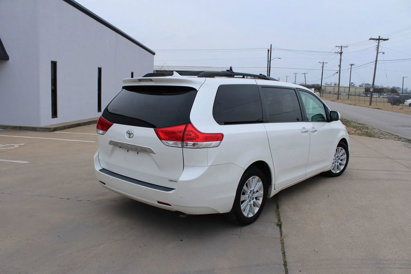 Used 2013 Toyota Sienna Limited w/ Premium Pkg image 4