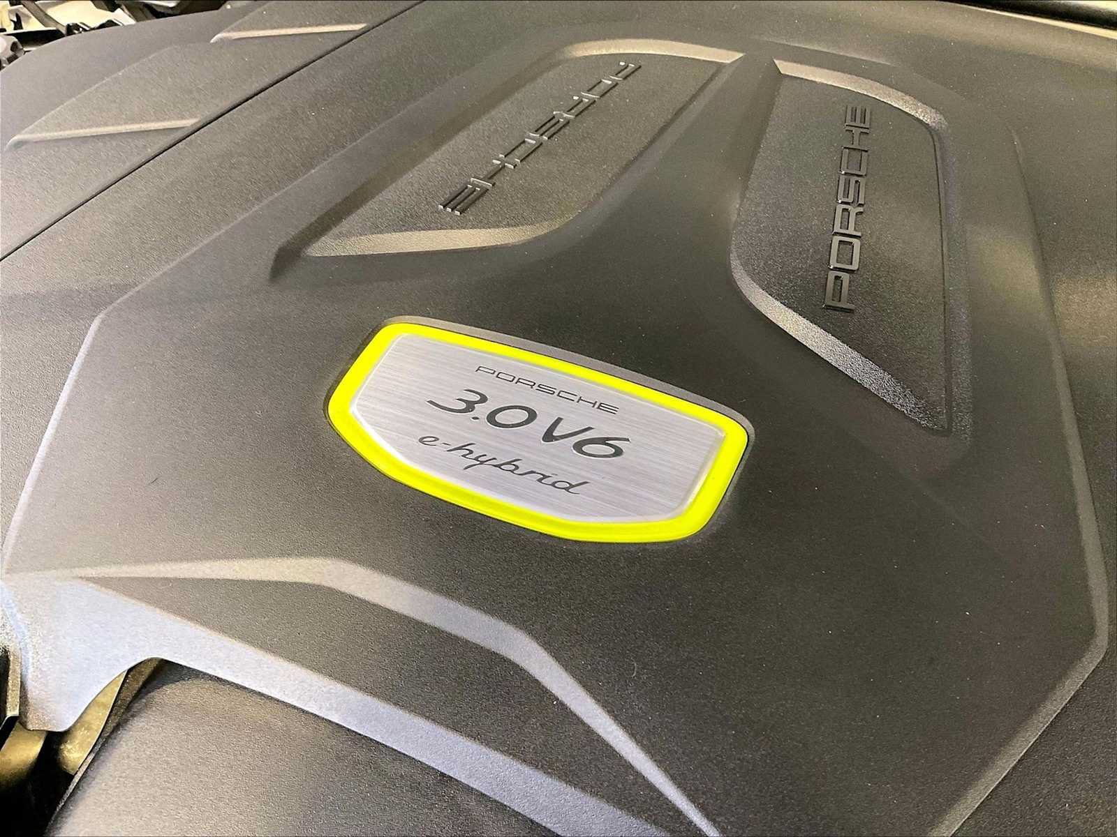 Certified 2023 Porsche Cayenne Platinum Edition AWD/4WD image 33