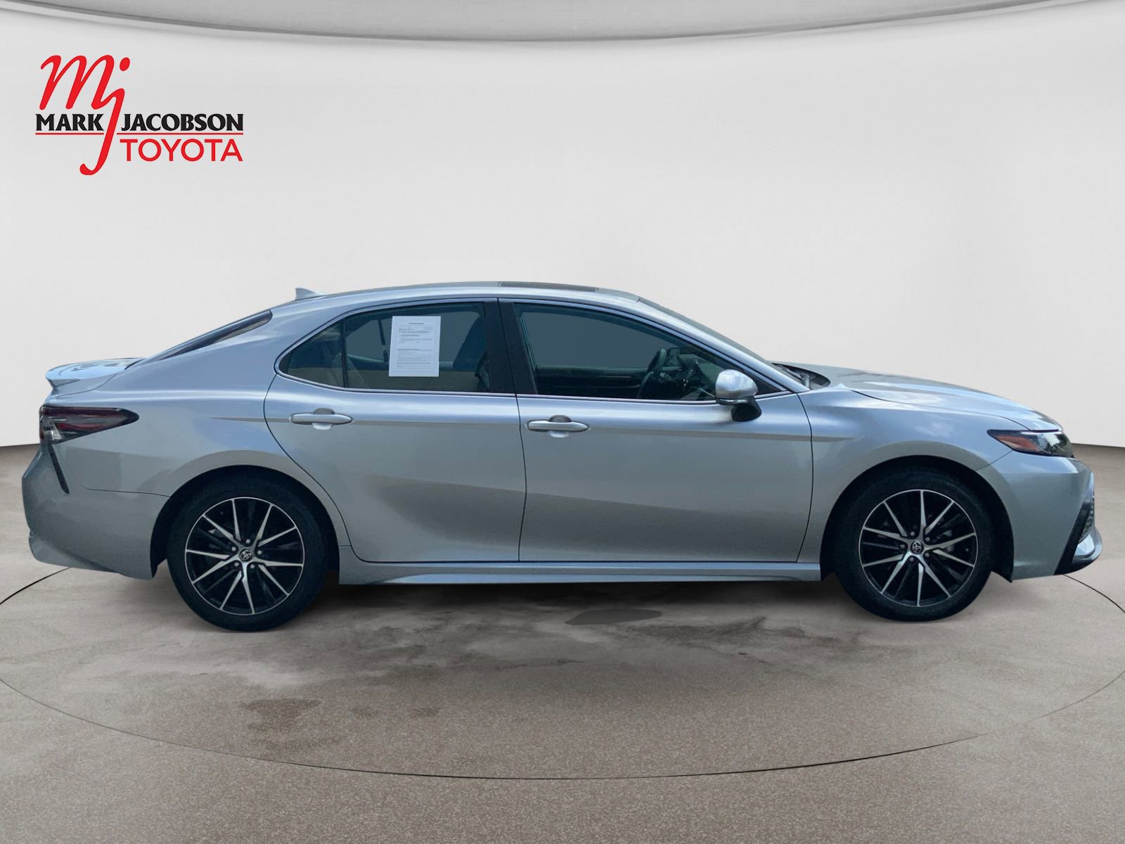 Used 2024 Toyota Camry SE w/ Cold Weather Package FWD image 4