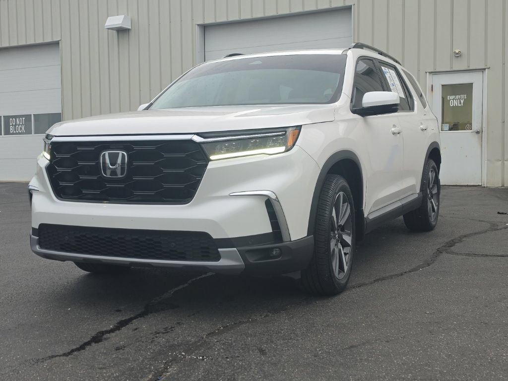 Used 2025 Honda Pilot Touring image 3