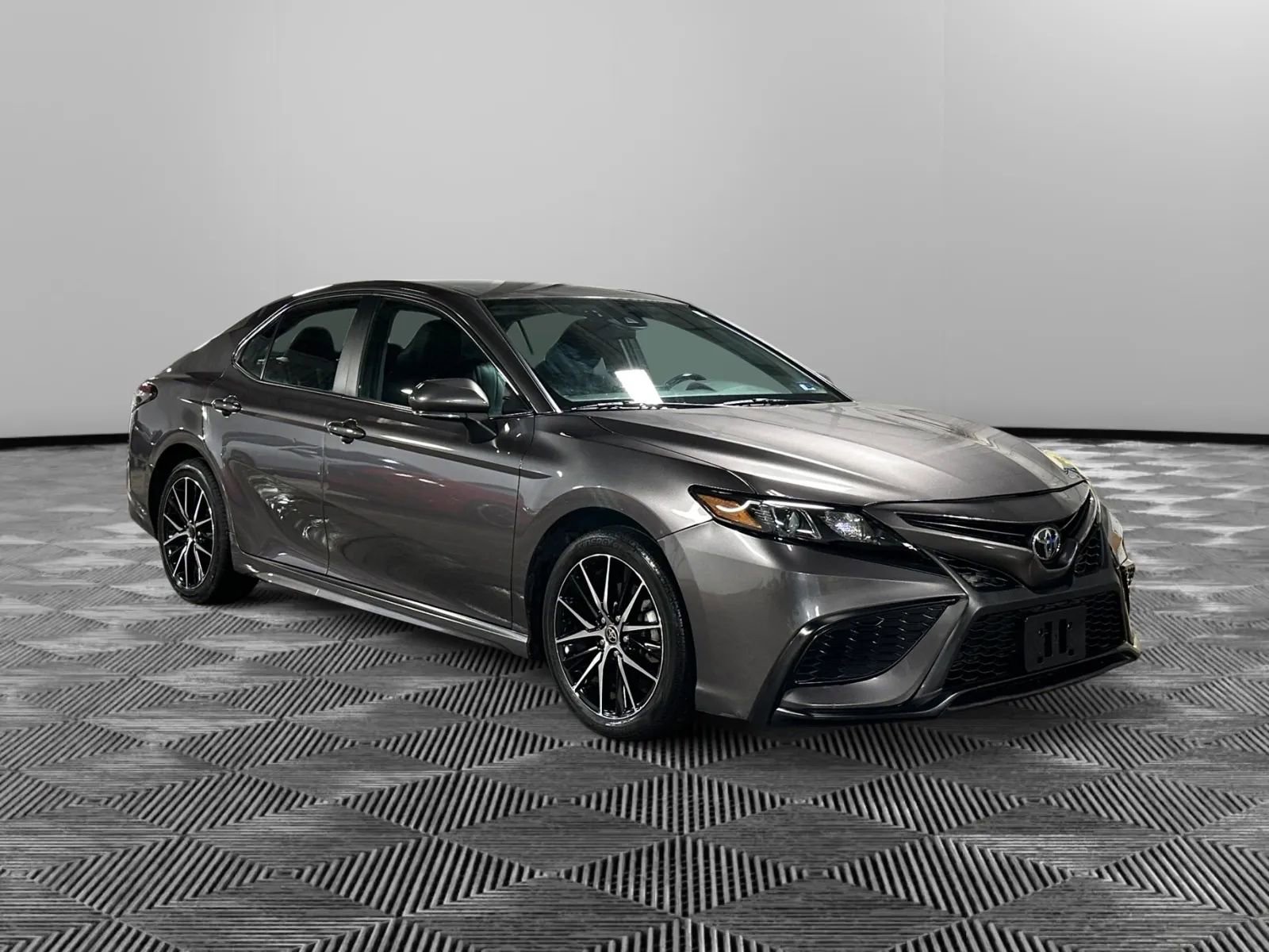 Used 2022 Toyota Camry SE FWD image 3