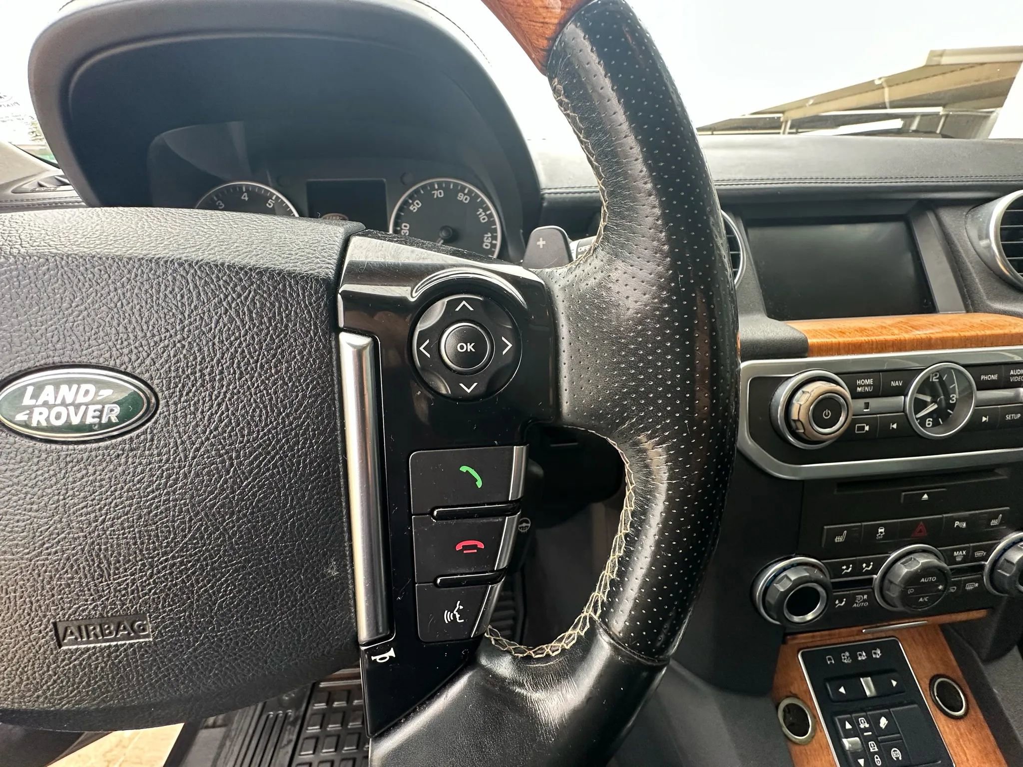 Used 2015 Land Rover LR4 HSE LUX image 26