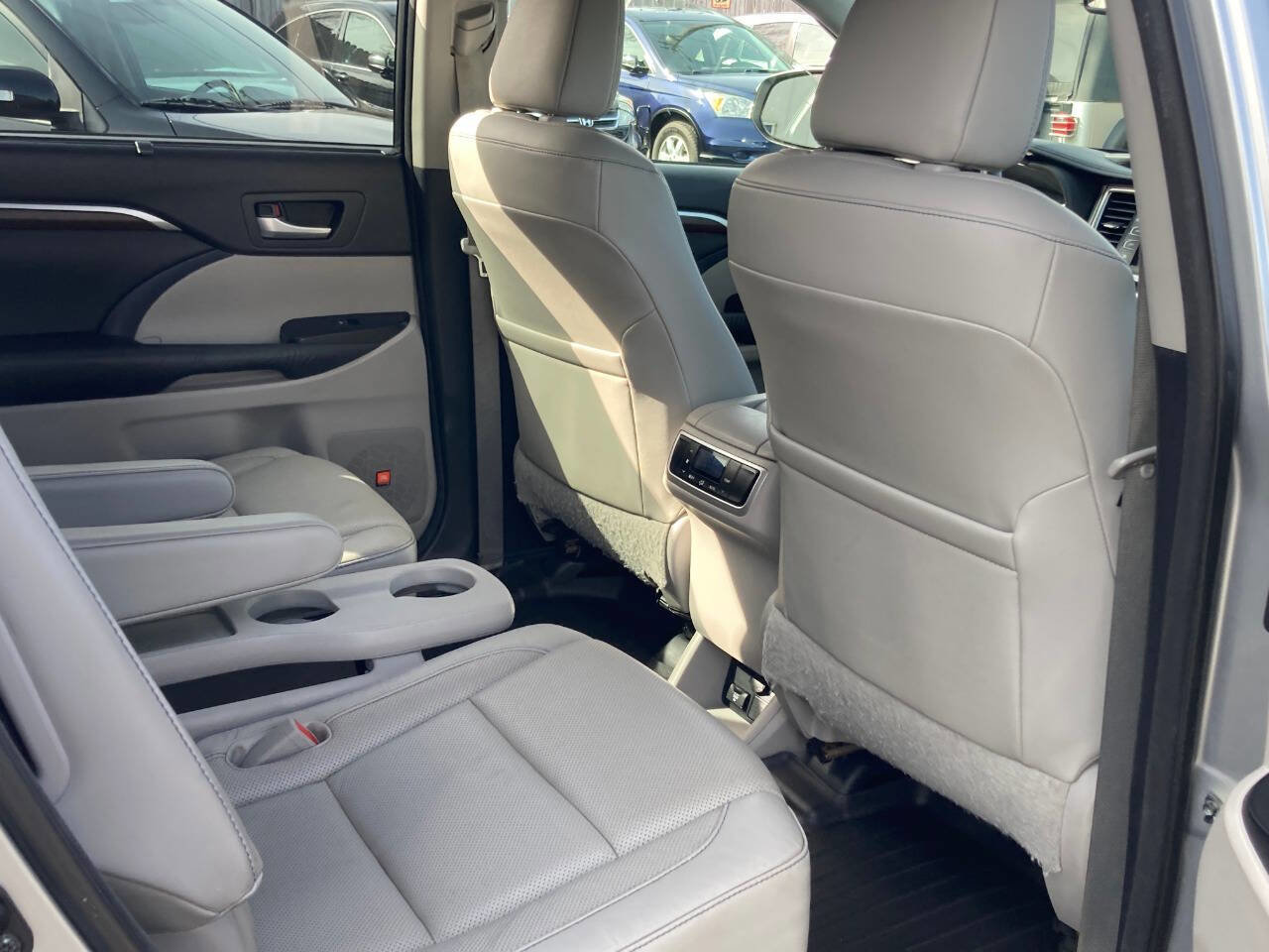 Used 2015 Toyota Highlander Limited image 42