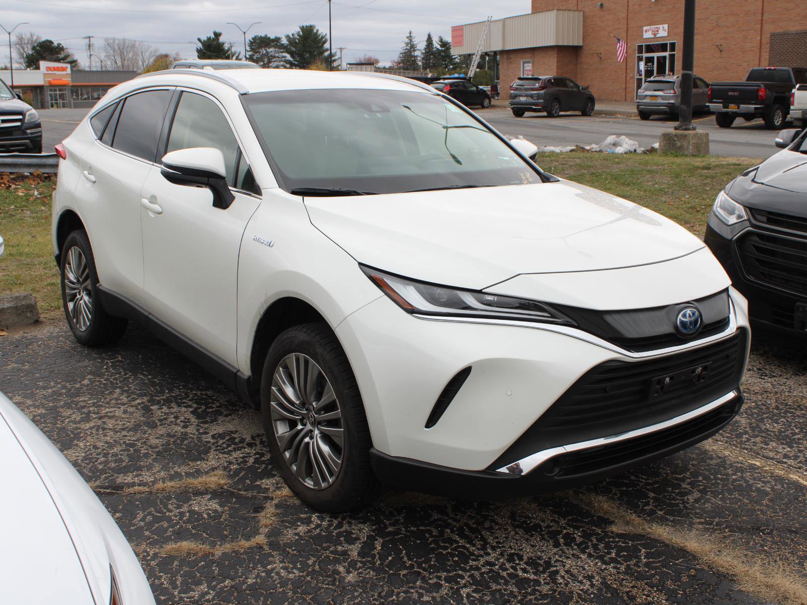 Used 2021 Toyota Venza XLE image 3