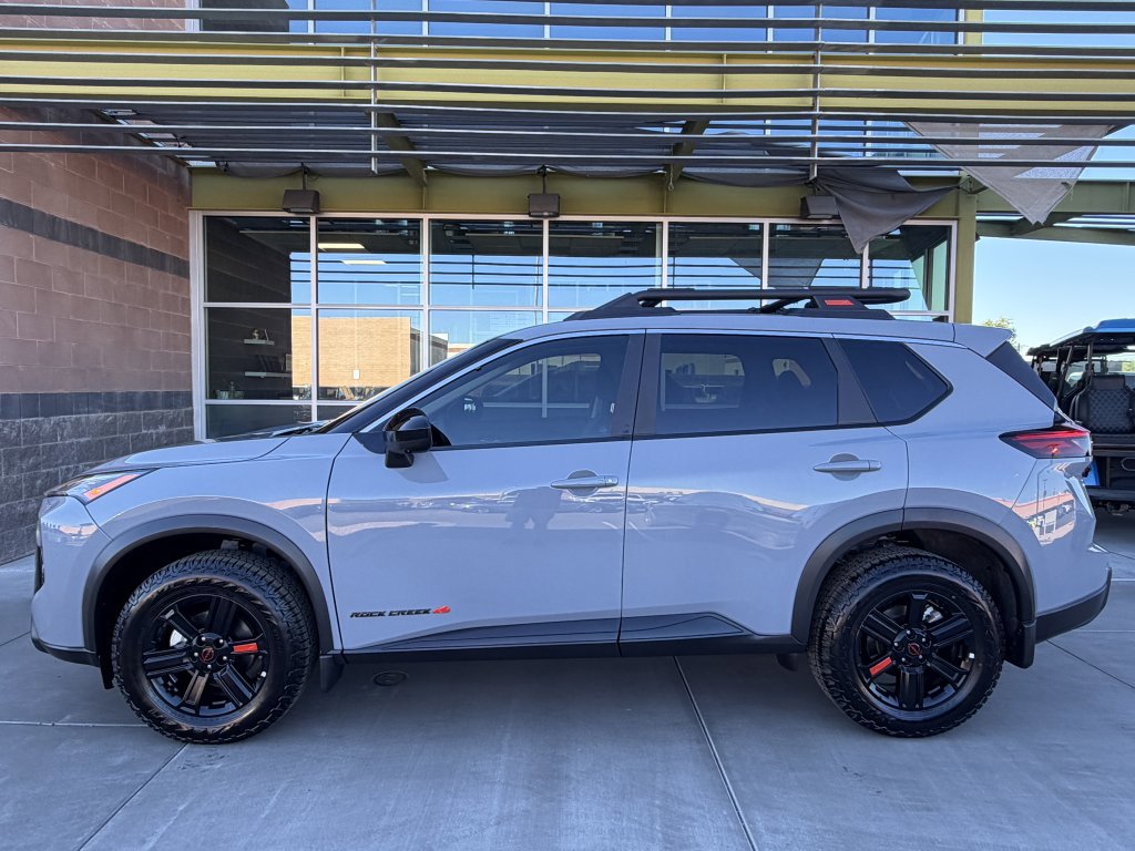 Used 2025 Nissan Rogue SV image 7