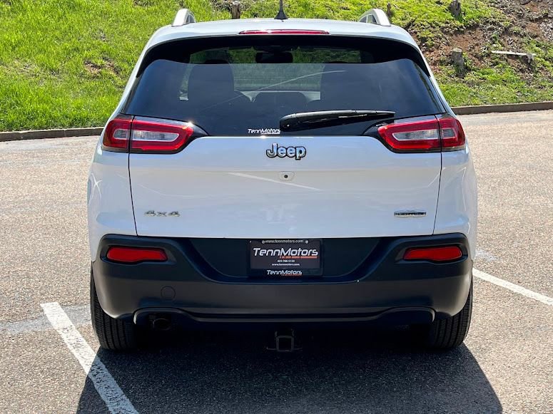 Used 2018 Jeep Cherokee Latitude Plus w/ Cold Weather Group AWD/4WD image 21