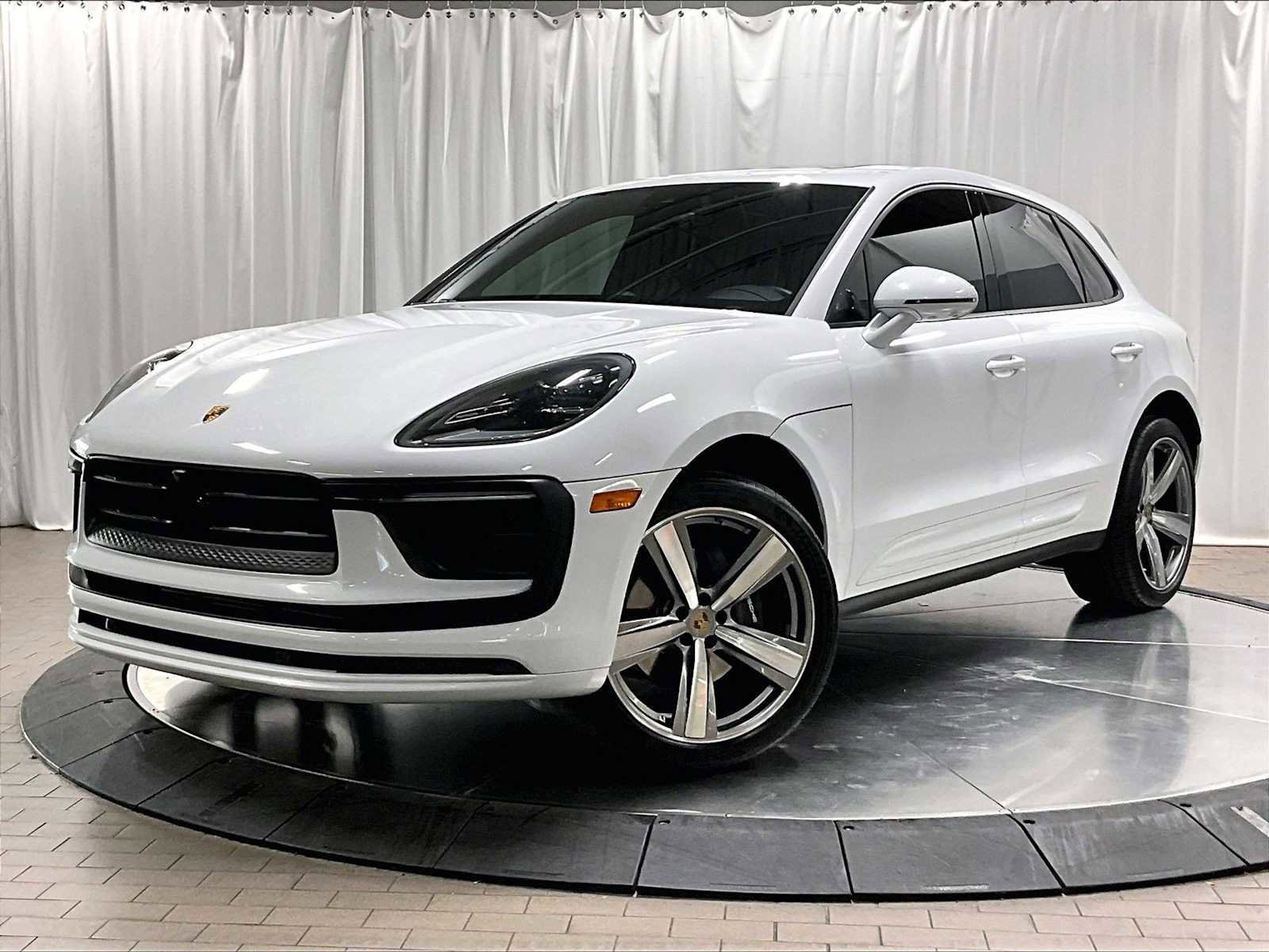 Used 2025 Porsche Macan image 1