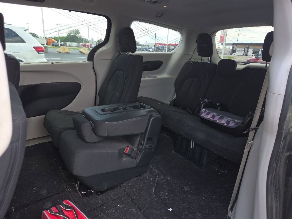 Used 2019 Chrysler Pacifica Touring Plus w/ Tire & Wheel Group FWD image 11