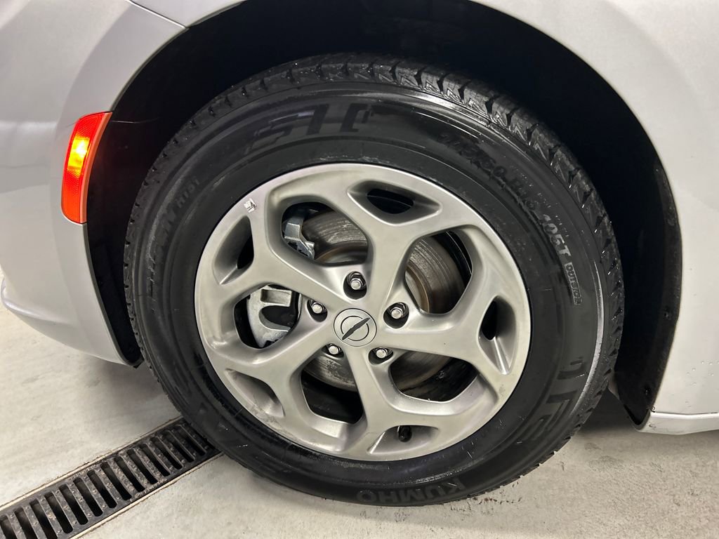 Used 2024 Chrysler Pacifica Limited image 9