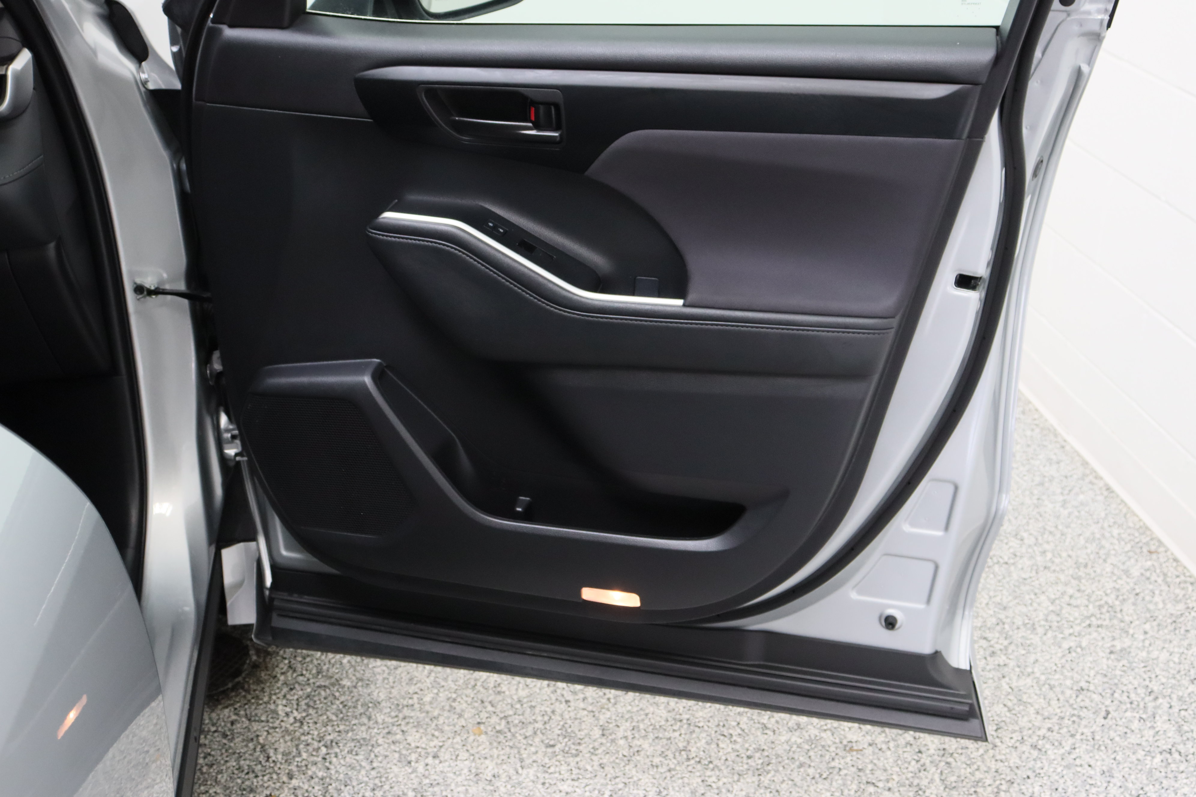 Certified 2025 Toyota Highlander LE FWD image 37
