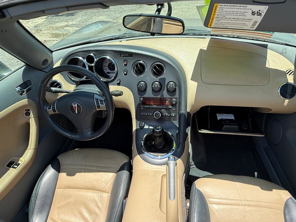 Used 2006 Pontiac Solstice Convertible w/ Premium Package image 16