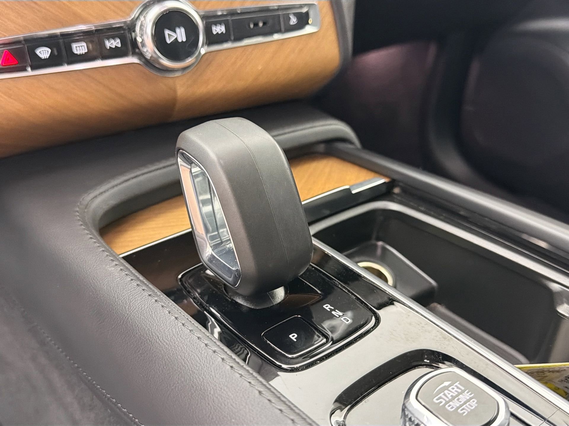 Certified 2024 Volvo XC90 B5 Plus w/ Protection Package Premier AWD/4WD image 17