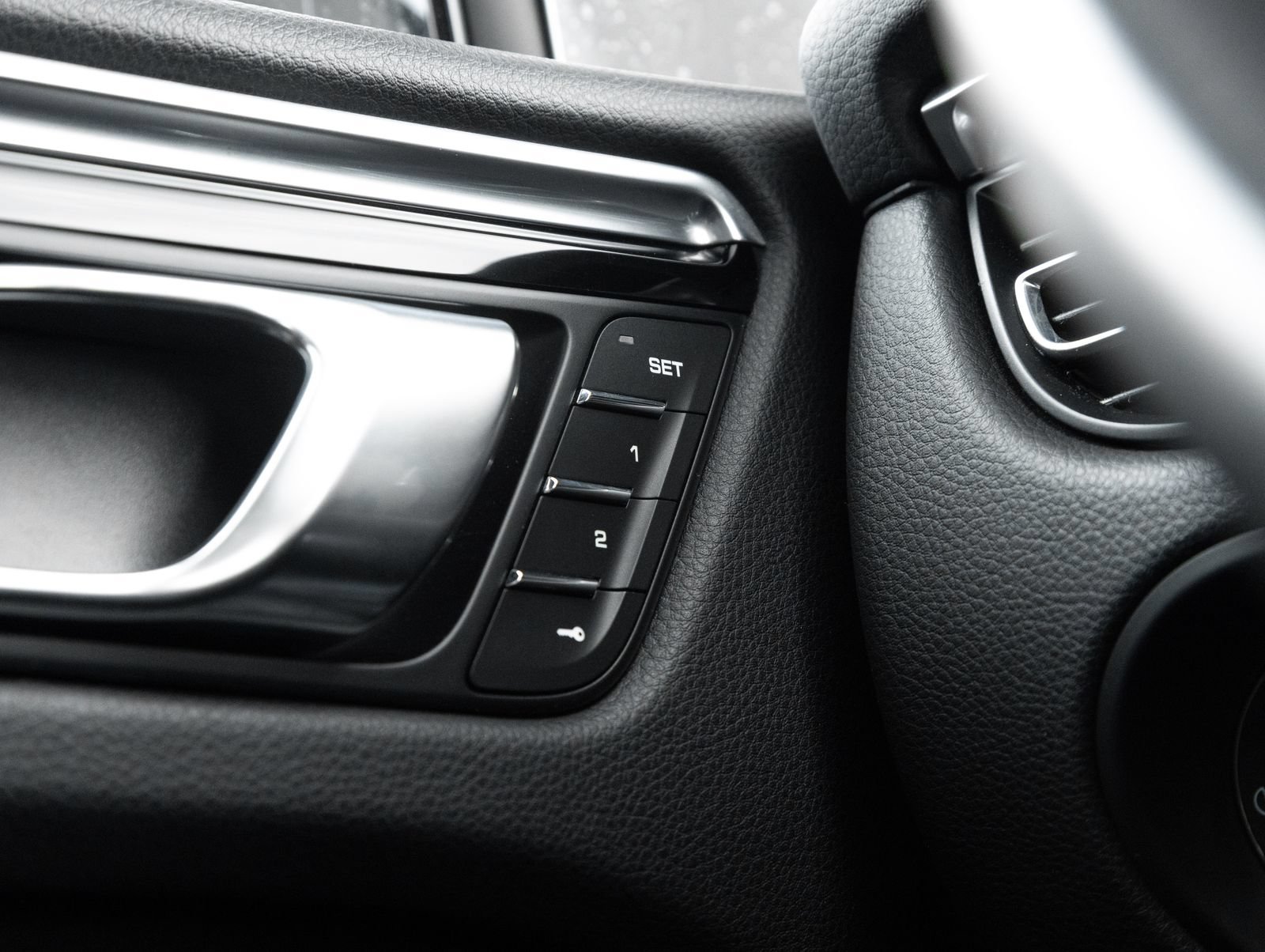 Certified 2023 Porsche Macan S AWD/4WD image 18