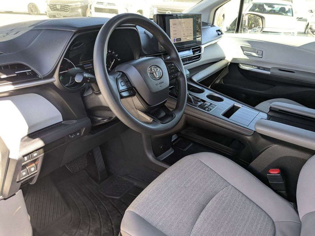Used 2025 Toyota Sienna LE image 13