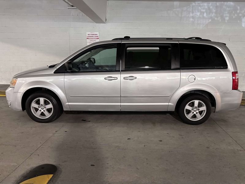 Used 2010 Dodge Grand Caravan SE image 2