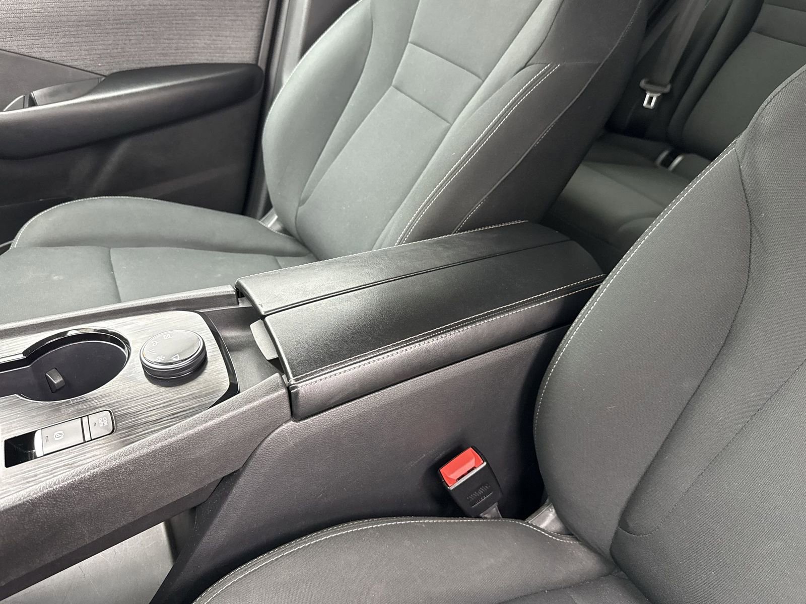 Used 2023 Nissan Rogue S image 33