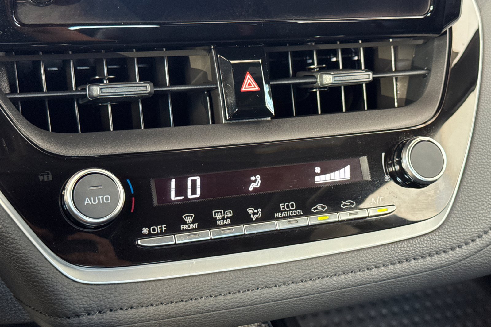 Certified 2024 Toyota Corolla SE w/ SE Premium Package FWD image 23