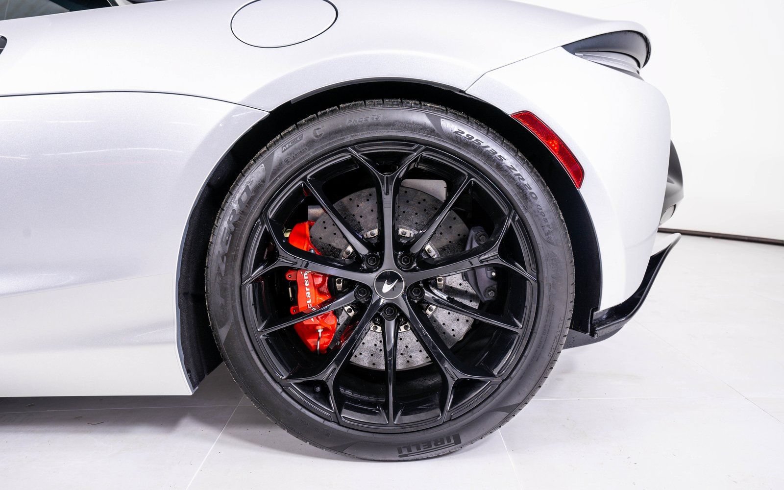 Used 2023 McLaren Artura RWD image 13
