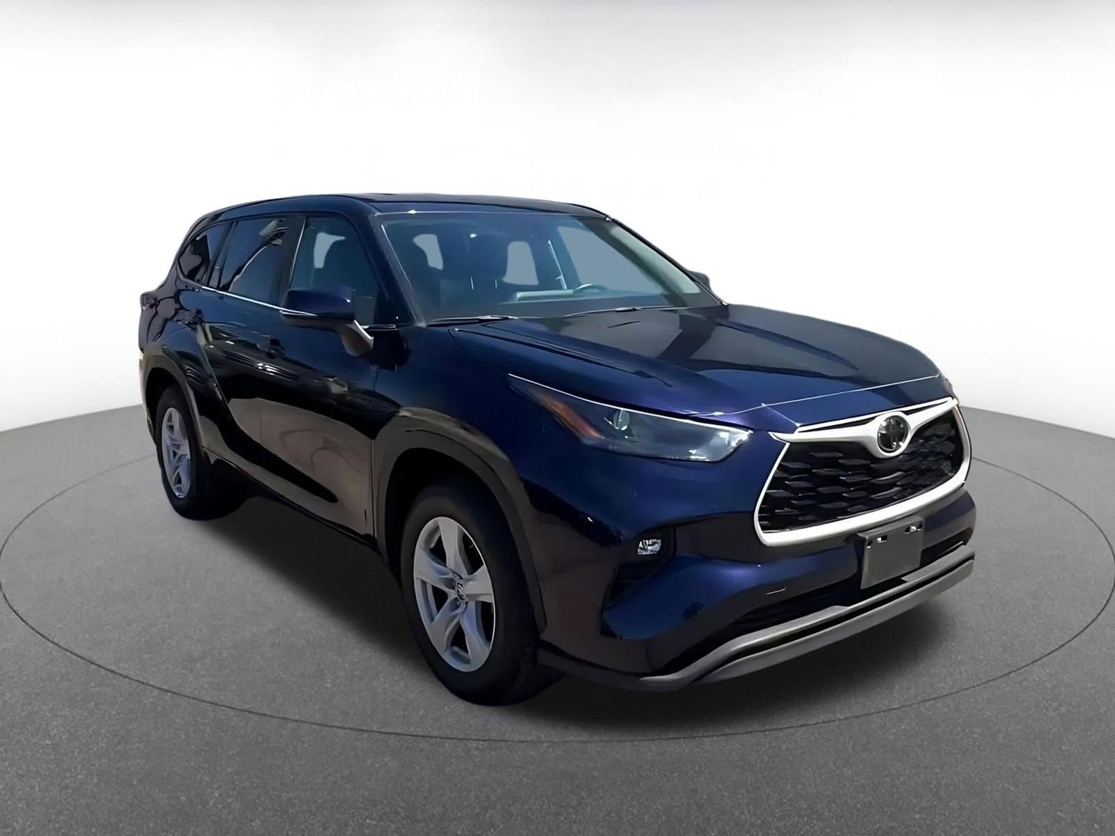 Used 2025 Toyota Highlander LE image 3