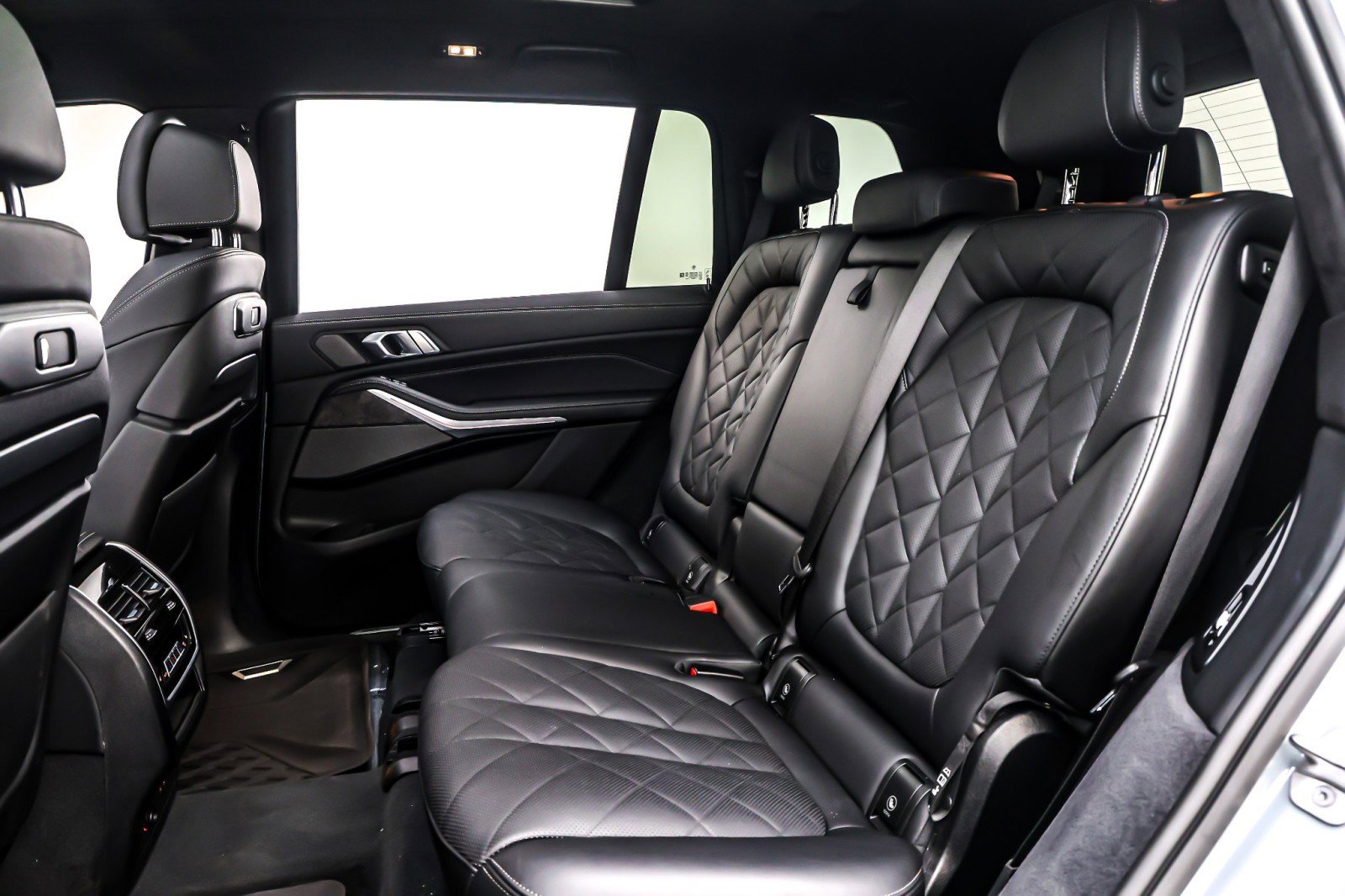 Used 2024 BMW X7 xDrive40i w/ M Sport Package image 9