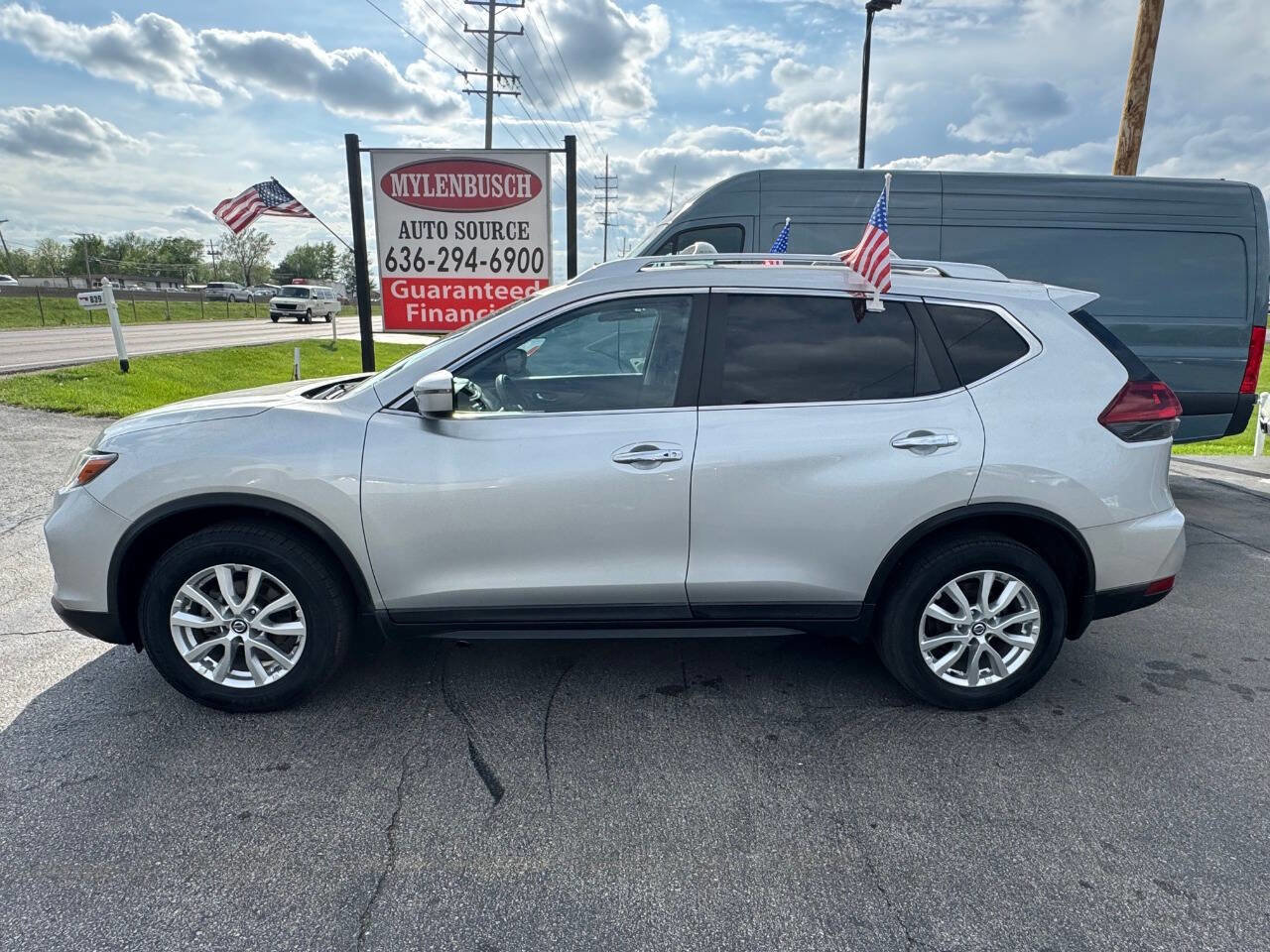 Used 2020 Nissan Rogue SV image 1