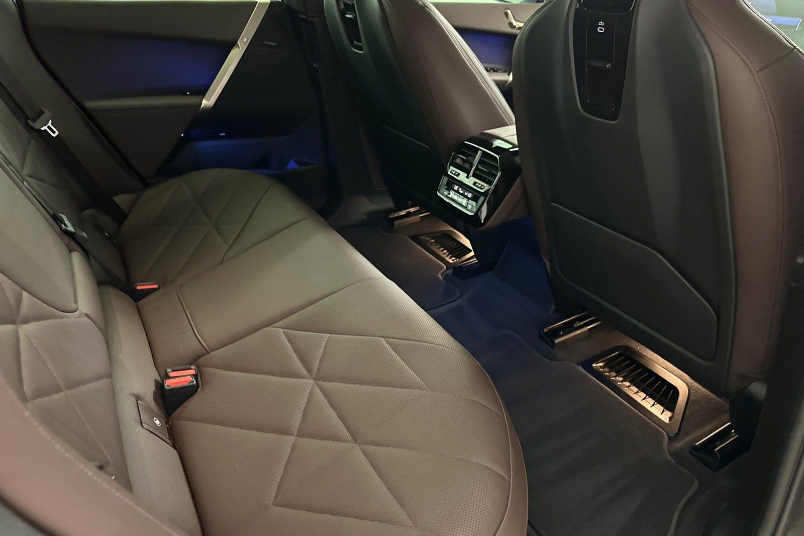 Used 2024 BMW iX xDrive50 w/ Sport Package image 31