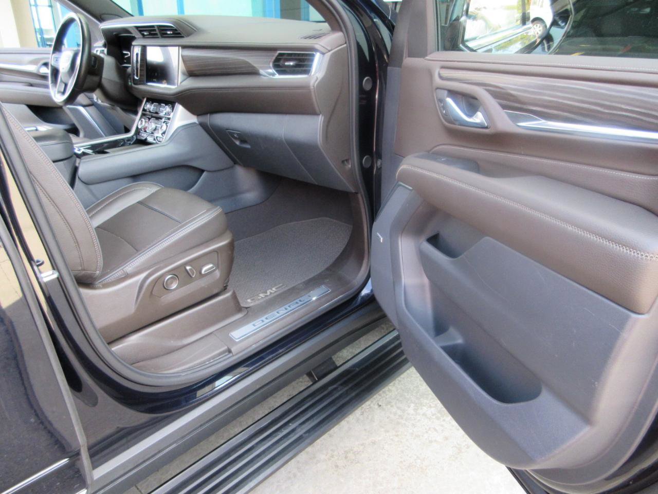 Used 2024 GMC Yukon Denali w/ Advanced Technology Package image 24