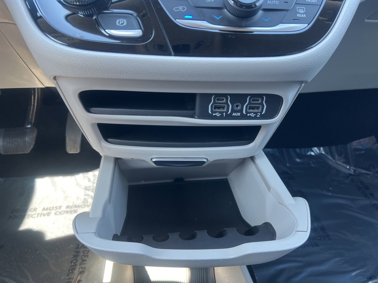 Used 2024 Chrysler Pacifica Touring-L image 30