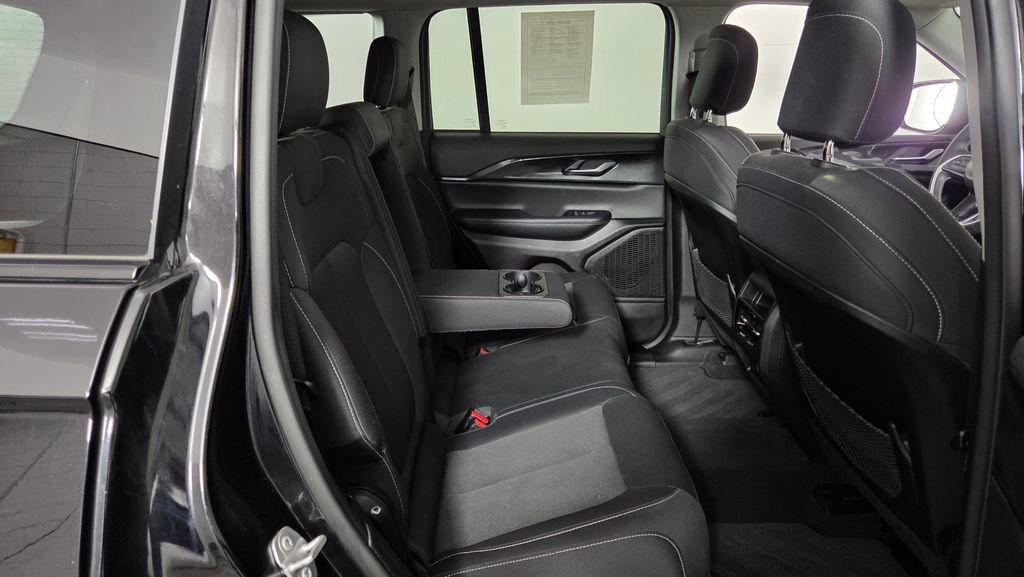 Used 2023 Jeep Grand Cherokee Laredo image 33