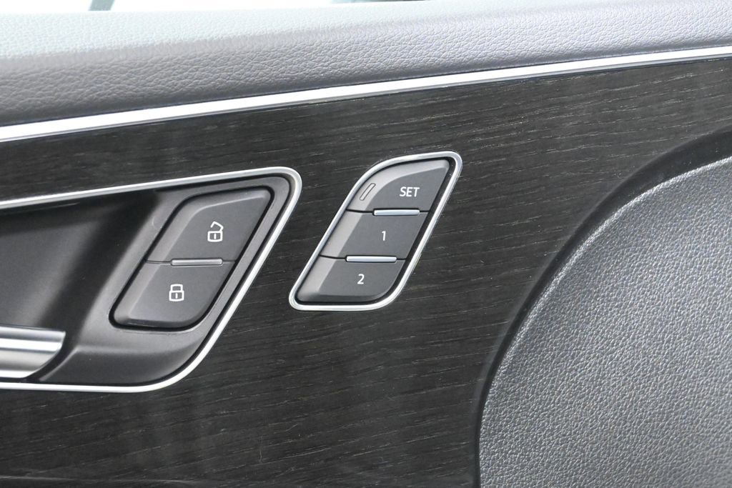 Used 2025 Audi Q8 Premium image 32