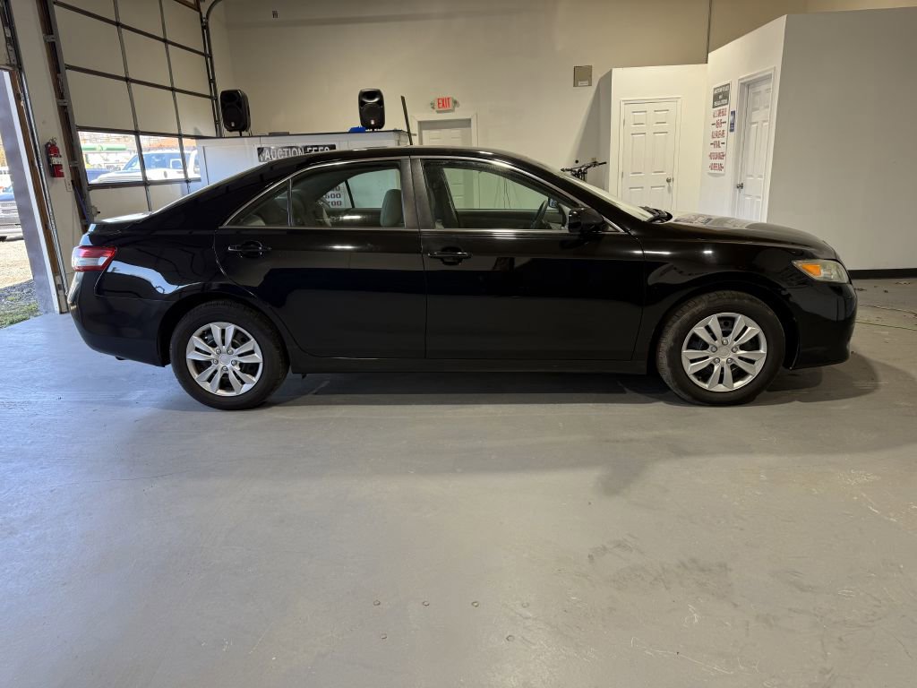 Used 2011 Toyota Camry image 2