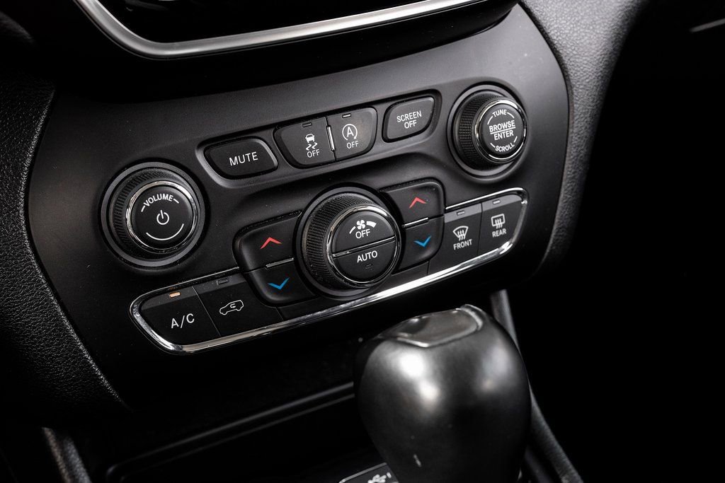 Used 2022 Jeep Cherokee Limited w/ Elite Package image 35