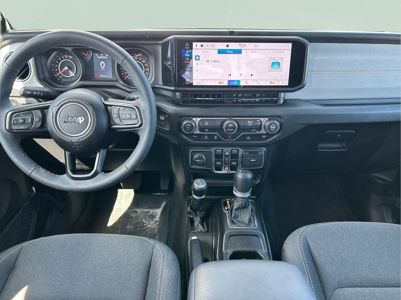 Certified 2025 Jeep Gladiator Sport AWD/4WD image 13